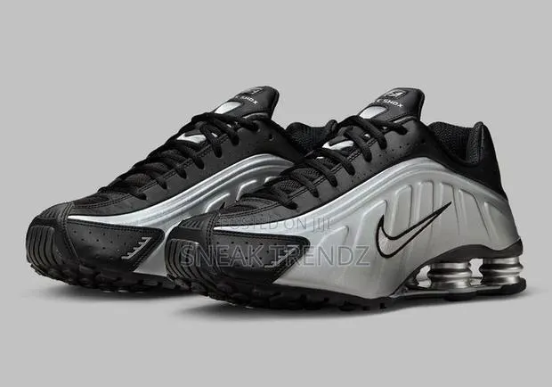 Nike Air Shox R4 Silver and Black · Photo 1