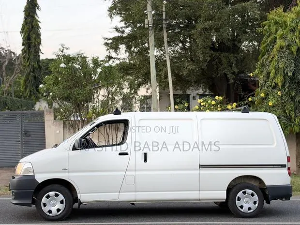 Toyota HiAce 2013 White · Photo 1