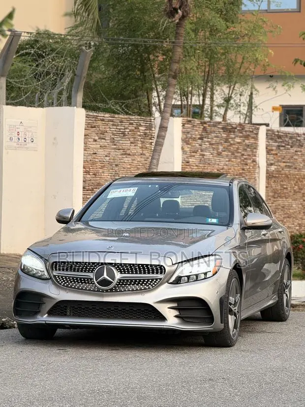 Mercedes-Benz C300 2020 Gold · Photo 1