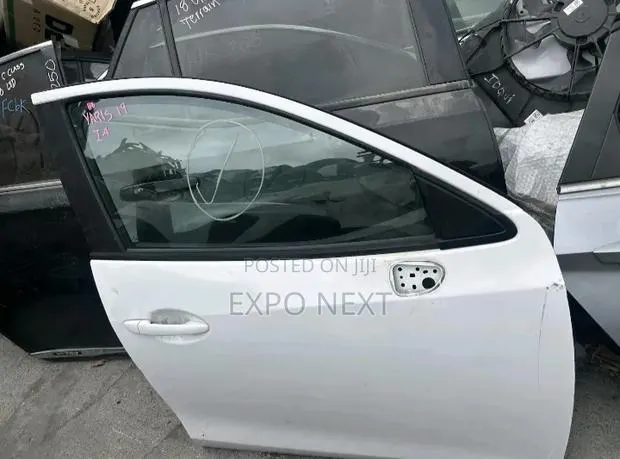 Toyota Yaris IA Right Side Door · Photo 1