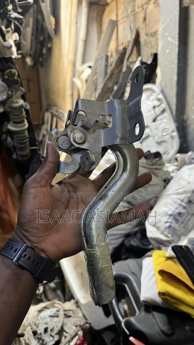 Toyota Vitz 2012,2013,2014,2015,2016 Bonnet Hinge / Inches · Photo 1