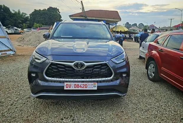 Toyota Highlander XLE 2021 Gray · Photo 1