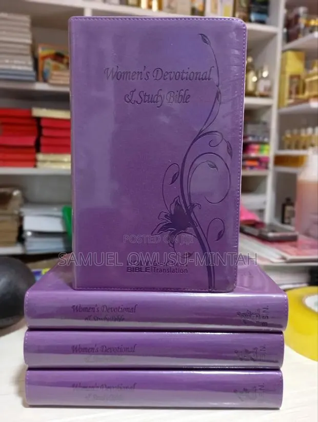 Women's Devotional Bible · Photo 1