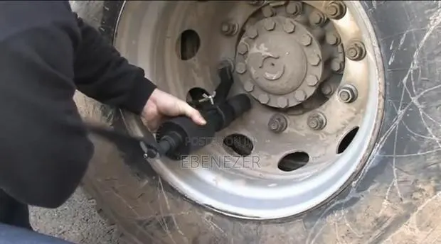 Original Cordless Torque Wrench for Loosening Truck Tires From Germany · Photo 1