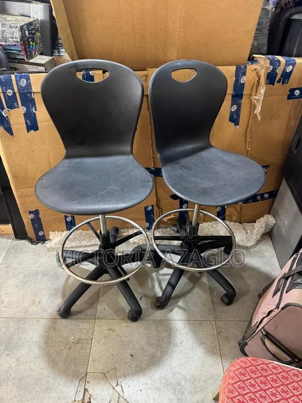 Adjustable Barbering / Saloon Chairs - Quality Seat · Photo 1
