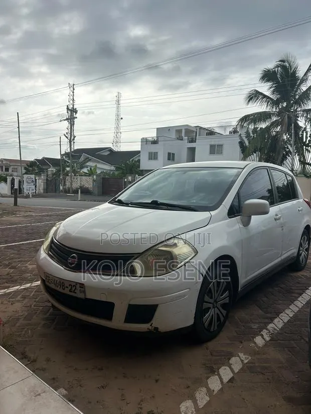 Nissan Versa 2011 White · Photo 1