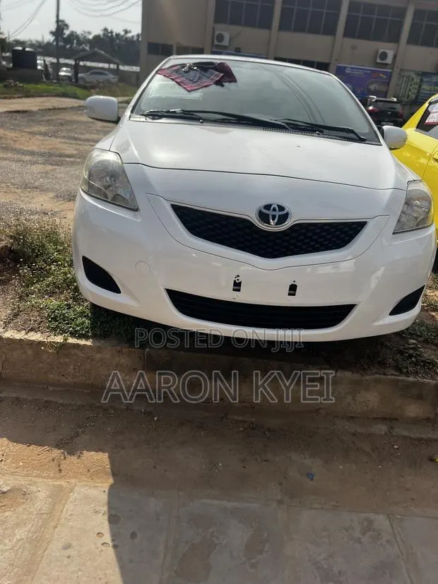 Toyota Belta 2010 White · Photo 1