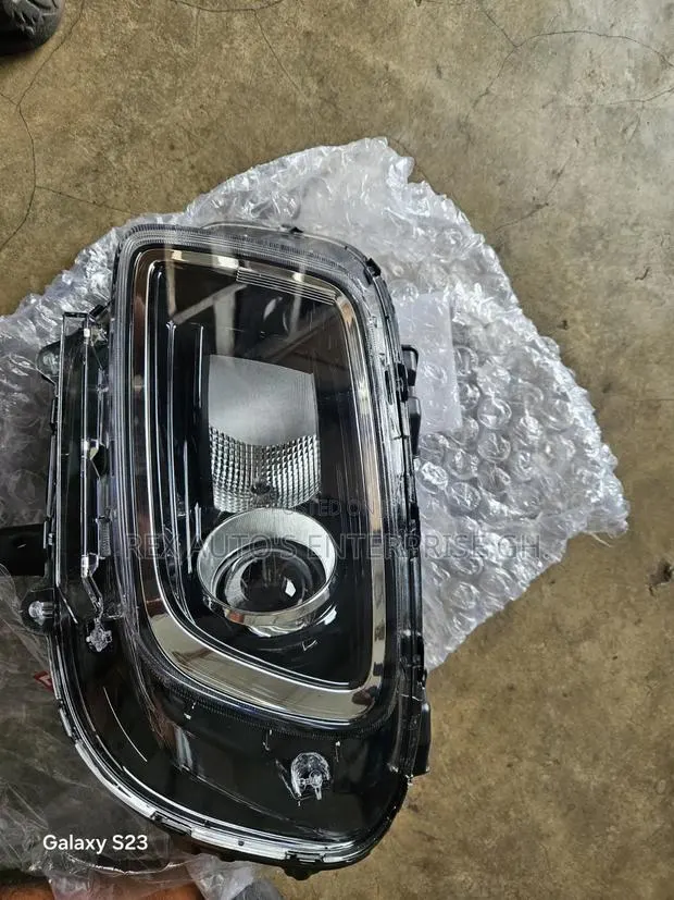 Hyundai Venue Headlight (One Side) · Photo 1
