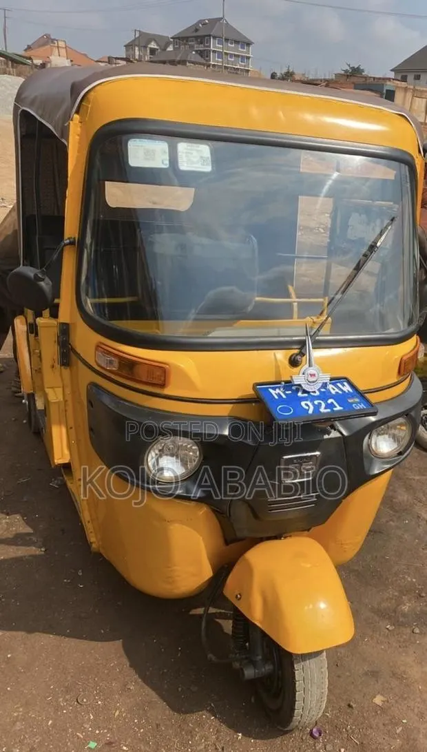 Bajaj RE 2023 Yellow · Photo 1