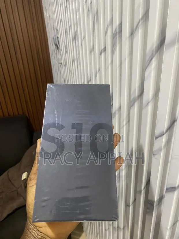 New Samsung Galaxy S10 128 GB Black · Photo 1