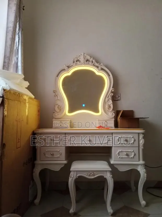European Vanity Desk · Photo 1