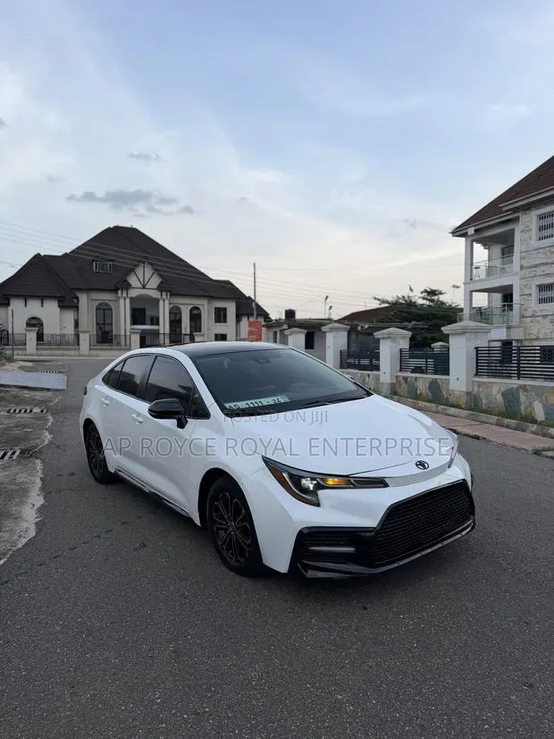 Toyota Corolla LE 2020 White · Photo 1