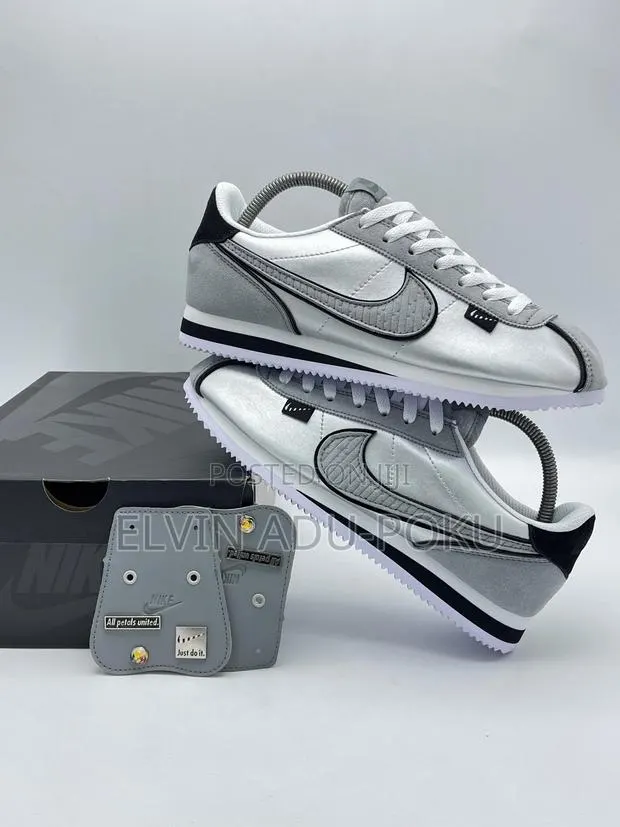 Nike Cortez Premium Metallic Silver · Photo 1