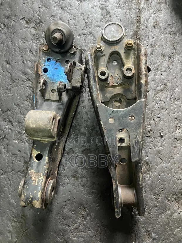 Toyota Hiace / Fish, Lower Arm /Control Arm Complete -Japan/Korea Used · Photo 1