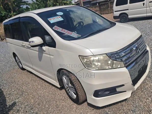 Honda Stepwgn 2012 White · Photo 1