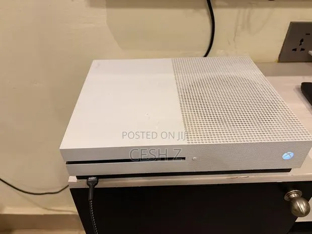 Xbox One S With One Controller Going for a Cool Price · Photo 1
