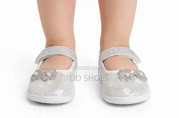 Silver Glitter Baby Girls Mary Jane With Flower Pearl Decor · Photo 1