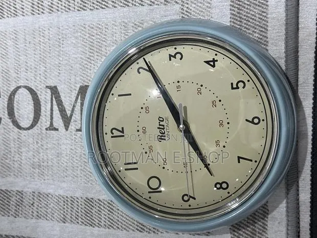 Blue Retro Style Wall Clock · Photo 1