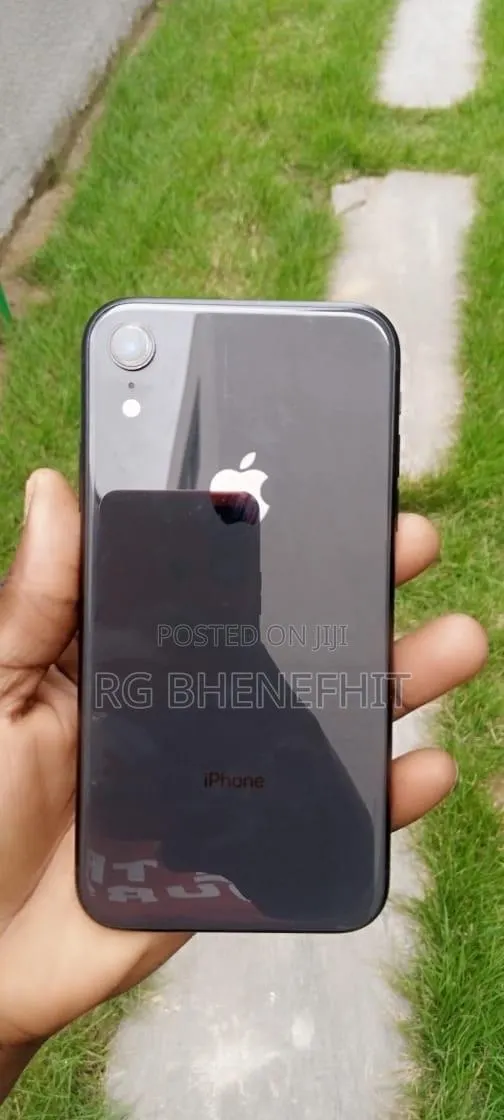 Apple iPhone XR 128 GB Black · Photo 1
