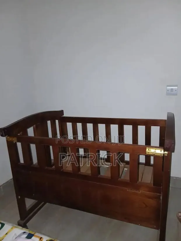 Wooden Baby's Cot · Photo 1
