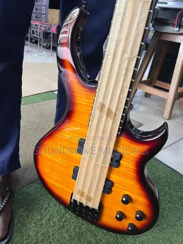 Givson Active Bass Guitar · Photo 1