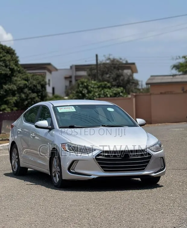 Hyundai Elantra 2018 Silver · Photo 1