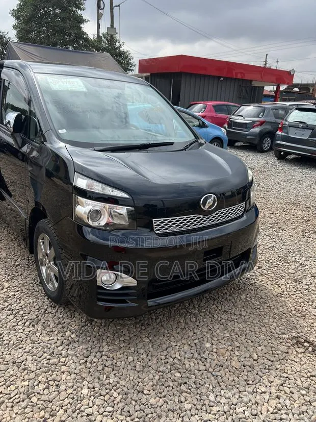 Toyota Voxy V 4WD 8-Seater 2012 Black · Photo 1