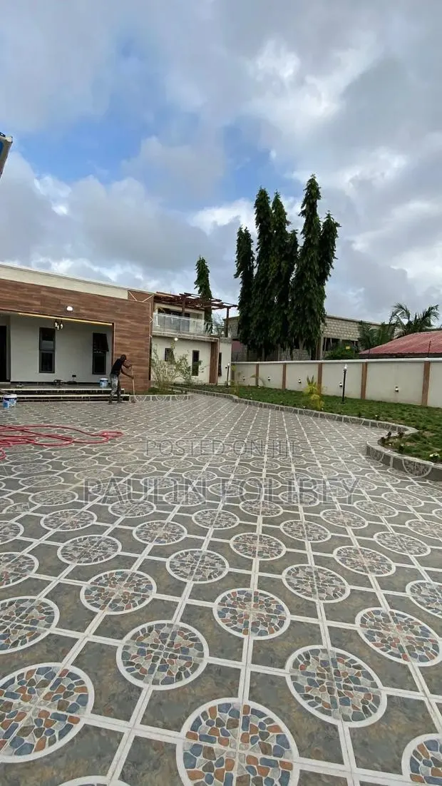 6bdrm House in Dg Properties, Kasoa for sale · Photo 1