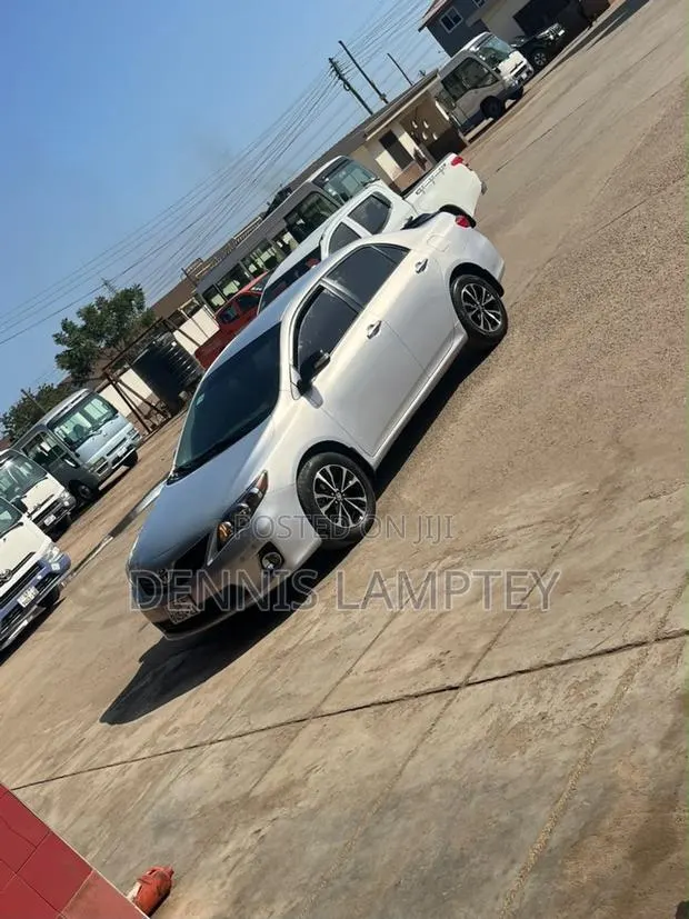 Toyota Corolla 2012 Silver · Photo 1