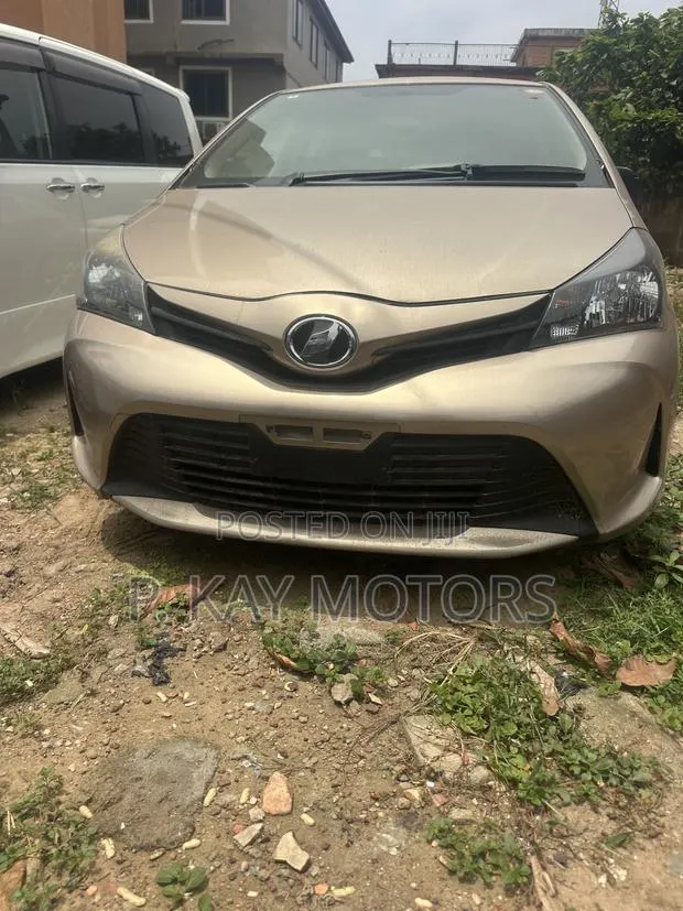 Toyota Vitz 1.3 FWD 5dr 2015 Gray