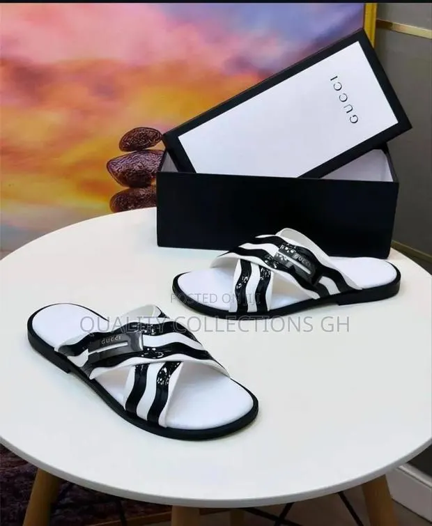 Gucci Lslippers Black and White · Photo 1