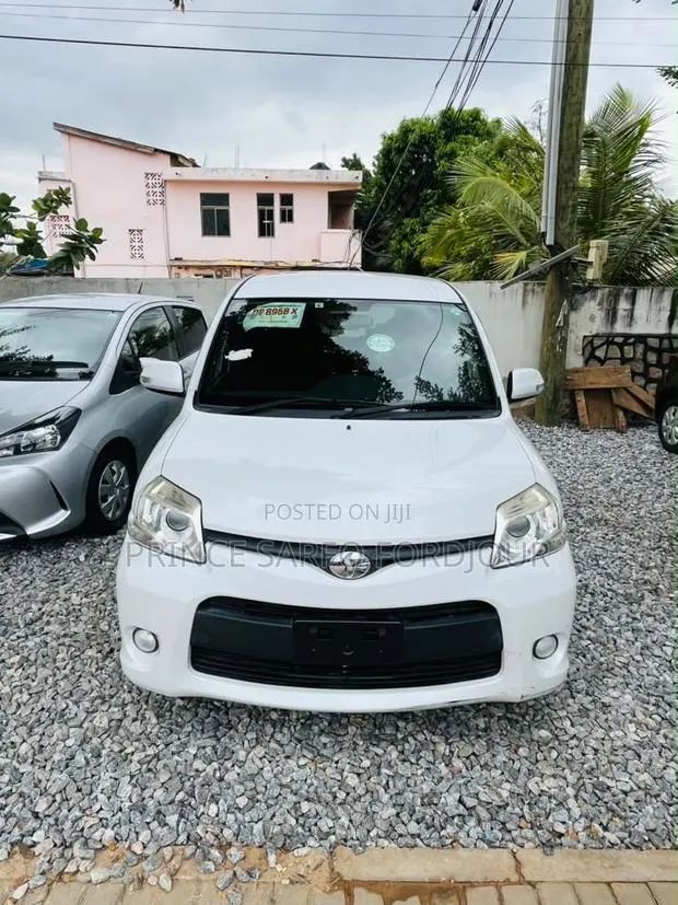 Toyota Sienta 2014 White · Photo 1