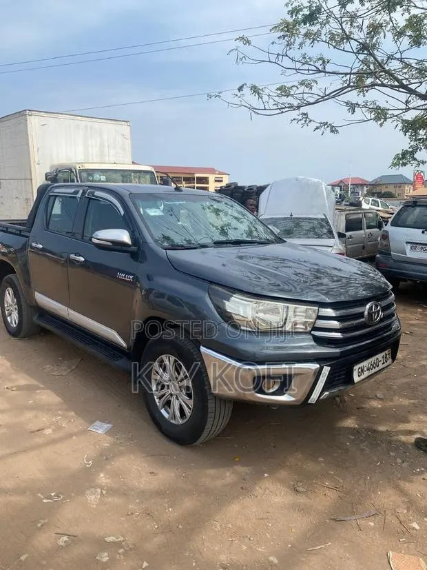 Toyota Hilux Revo Double Cab Deisel 2.4 AWD 2017 Gray · Photo 1