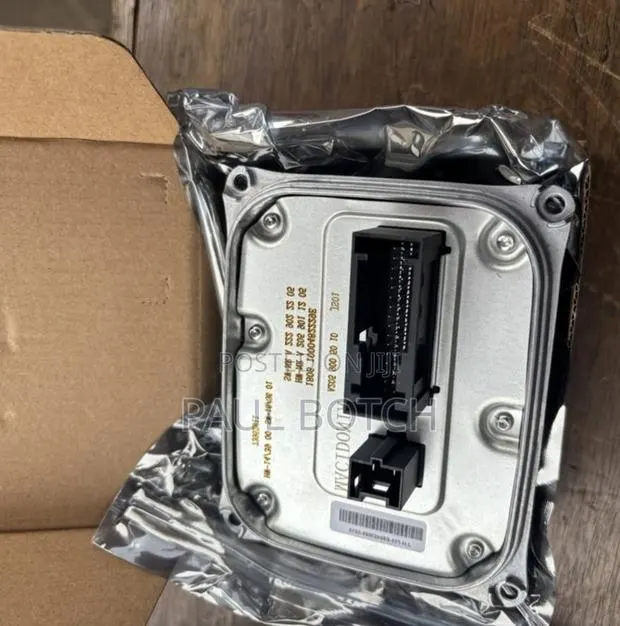 Mercedes-Benz C-Class LED Headlight Control Module/Headlight Charger · Photo 1