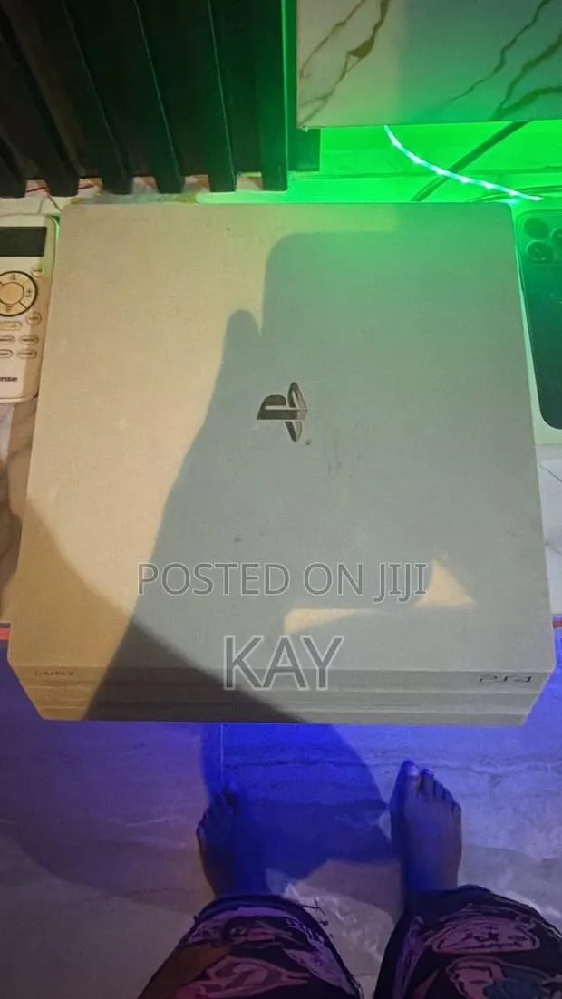 PS4 Pro White · Photo 1