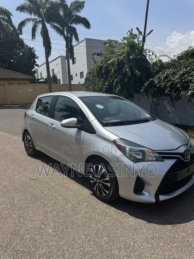 Toyota Yaris L Hatchback 3dr 2017 Silver · Photo 1