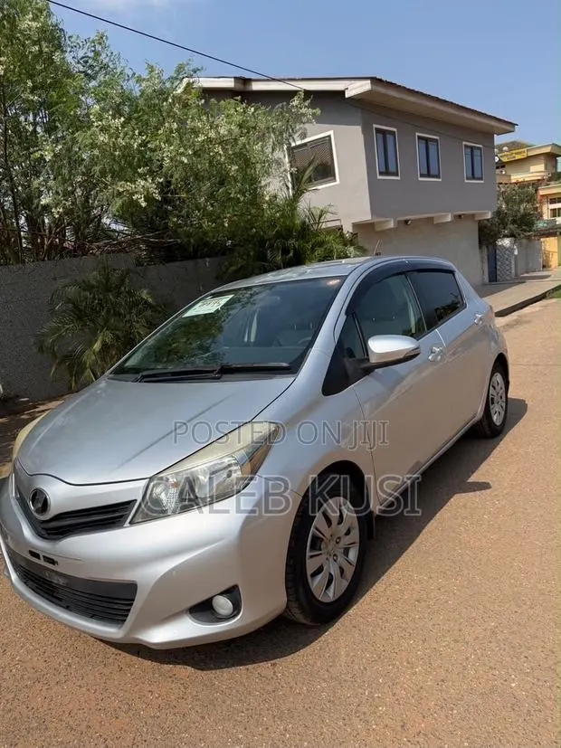 Toyota Vitz 2013 Silver · Photo 1