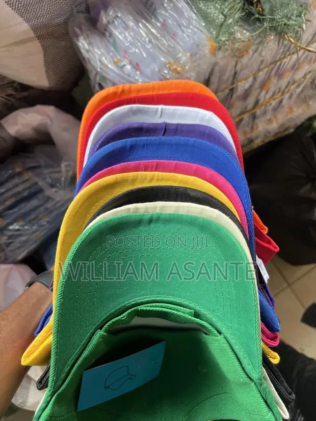 Plain Baseball Caps in All Colors · Photo 3