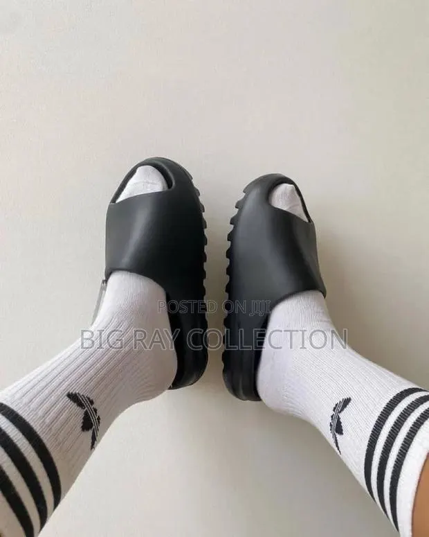 Solid Adidas Yeezy Slide · Photo 1