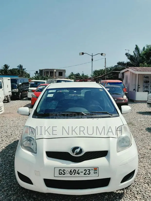 Toyota Vitz 2010 White · Photo 1