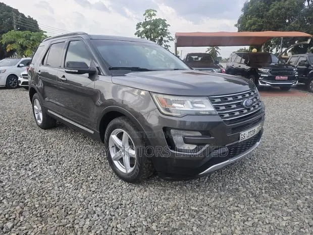 Ford Explorer Platinum 4dr 4x4 (3.5L 6cyl 6A) 2017 Gray · Photo 1