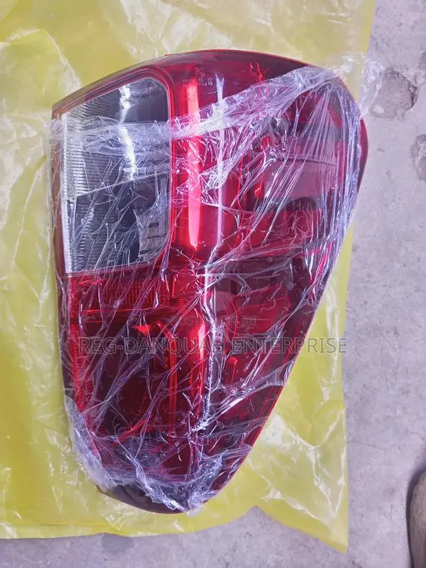 Toyota Hilux 2014,2015,2016,2017,2018 Taillight Pair · Photo 1