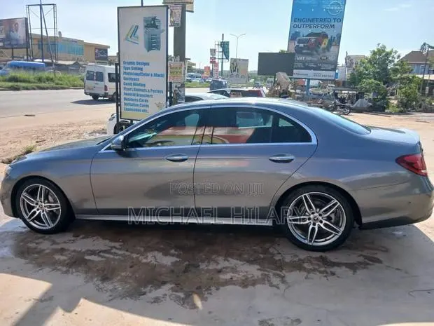 Mercedes-Benz E300 2019 Gray · Photo 1