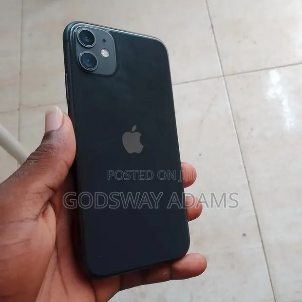 Apple iPhone 11 64 GB Black · Photo 1