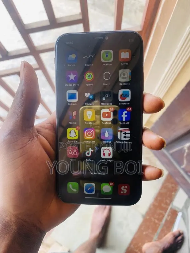 Apple iPhone 11 64 GB Black · Photo 1