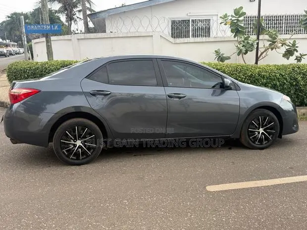 Toyota Corolla SE 4dr Sedan (1.8L 4cyl CVT) 2017 · Photo 1