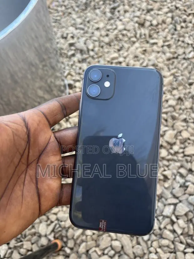 Apple iPhone 11 64 GB Black · Photo 1