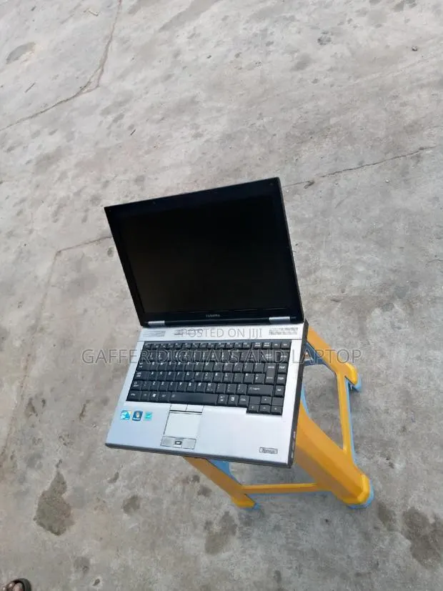 New Laptop Toshiba Tecra R940 2GB Intel Core 2 Duo HDD 160GB · Photo 1