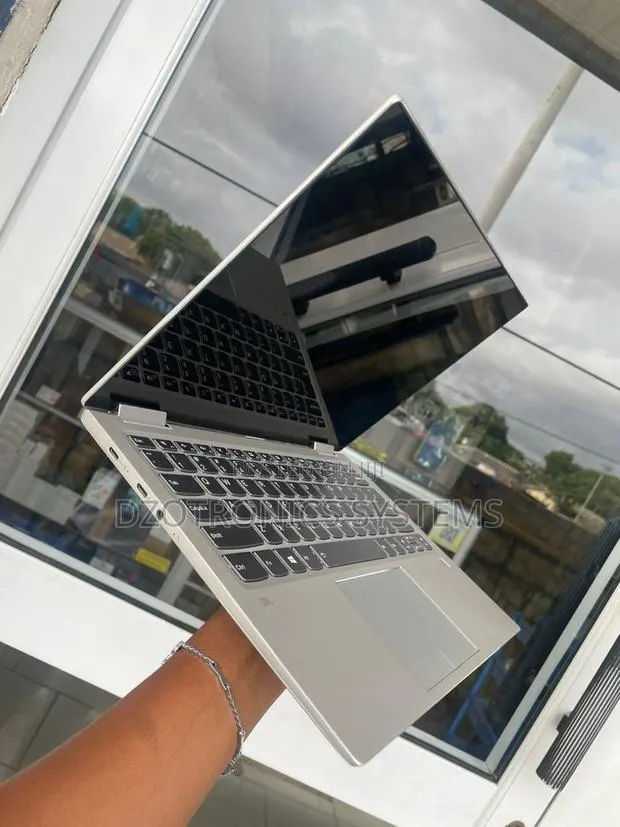 Laptop Lenovo Yoga 700 6GB Intel Core I5 SSD 256GB · Photo 1