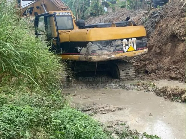 325 CL Excavator · Photo 3